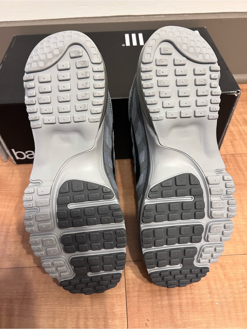 Nike Men’s Gray and Black Air-Max Sneakers - Picture 4 of 6